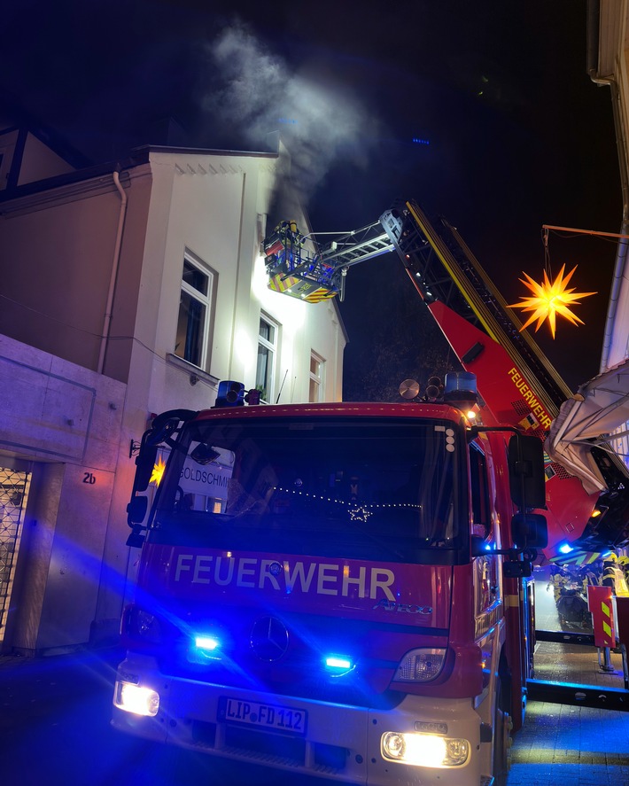 FW-DT: Dichter Rauch dringt aus Fenster - Zwei Personen gerettet