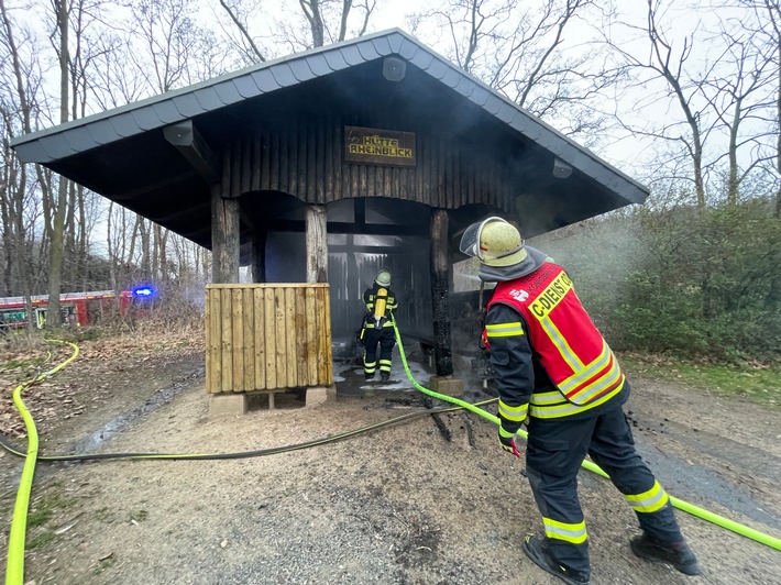 FW Königswinter: Brand einer Schutzhütte in Oberdollendorfer Weinbergen