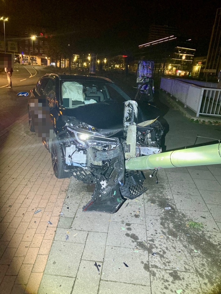 POL-DU: Altstadt: Auto kommt von Fahrbahn ab - Ein Verletzter