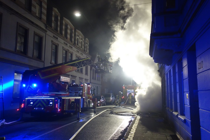 FW Bremerhaven: Feuer in einem Mehrfamilienhaus (FOTO)