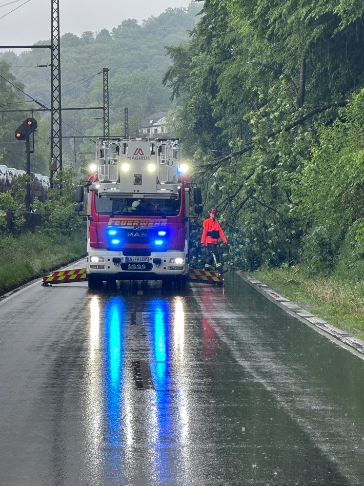 FW-EN: Bäume blockieren Fahrbahn - Feuerwehr Wetter (Ruhr) am Morgen im Einsatz