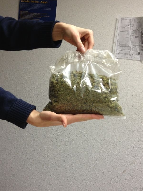 POL-D: 135 Gramm Marihuana in der Einkaufstüte - Einsatztrupp PrioS überprüft 22-Jährigen in Eller - Festnahme - Foto hängt als Datei an
