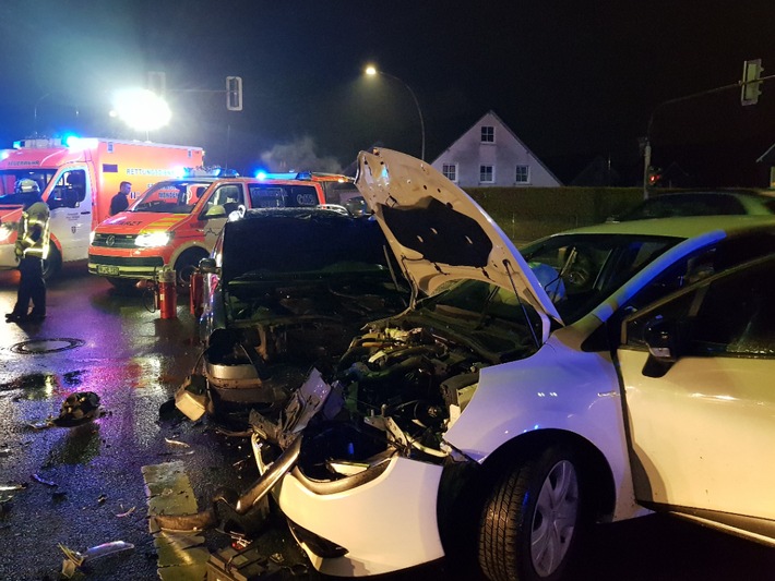 FW Menden: Unfall im Kreuzungsbereich - Vier verletzte Personen