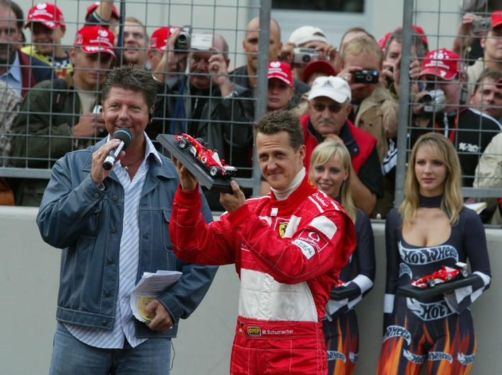 Weltpremiere! Michael Schumacher präsentierte den ersten &quot;Roten Hai&quot; von HOT WHEELS an seinem Fan-Tag auf dem Nürburgring