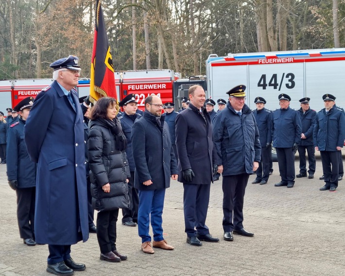 Feierstunde zur Indienststellung des Brandschutzamtes der Bundeswehr / Staatssekretär übergibt die Truppenfahne und damit die Leitung an Direktor Mirko Temmler