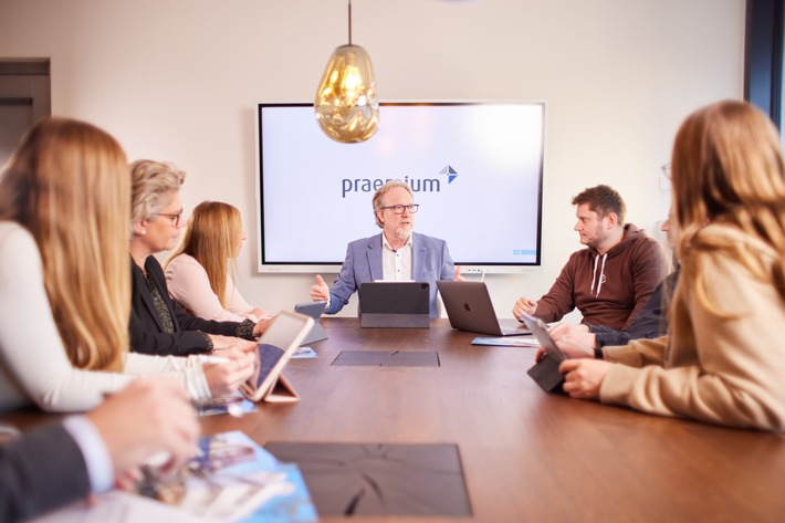 Nachhaltige Mitarbeiterbindung im Mittelstand: Praxisbeispiele aus der Beratung der praemium Gruppe