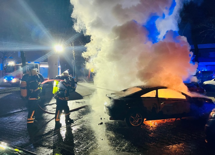 FW Moers: Zwei PKW brennen auf Parkplatz in Moers-Meerbeck