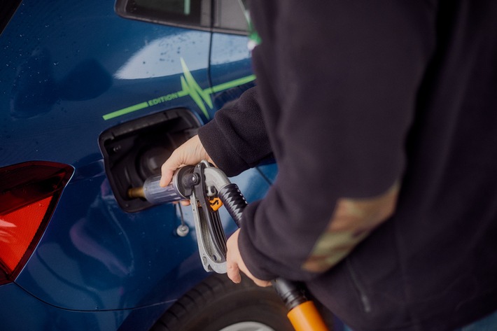 Gut gedacht, wenig bekannt: Energiekostenvergleich für Pkw an Tankstellen / Forsa-Umfrage: Nur 7 Prozent der Autofahrer in Deutschland kennen den Energiekostenvergleich