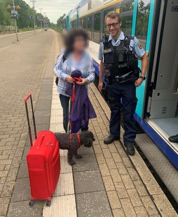 BPOL-FL: Bredstedt - Pudel und Koffer allein im Zug - Bundespolizei hilft