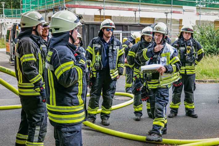 FW-KLE: Aufwendige Einsatzübung in Bedburg-Hau: Feuer in einer Gemeinschaftsunterkunft