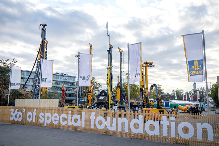 360 degrees of special foundation: Bauer begrüßte rund 1.900 Gäste aus 72 Ländern zur Hausausstellung