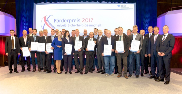 Ausgezeichnetes Engagement für eine sichere Arbeitswelt / BG RCI vergibt höchst dotierten Arbeitsschutzpreis in Deutschland