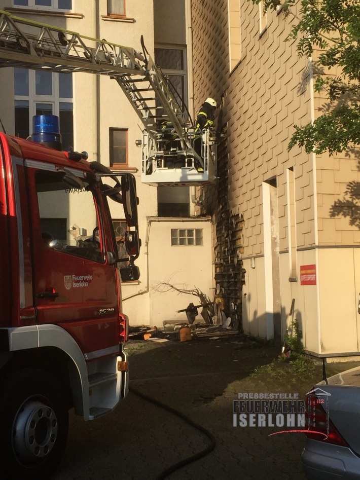 FW-MK: Brennt Sperrmüll - Hausfassade beschädigt