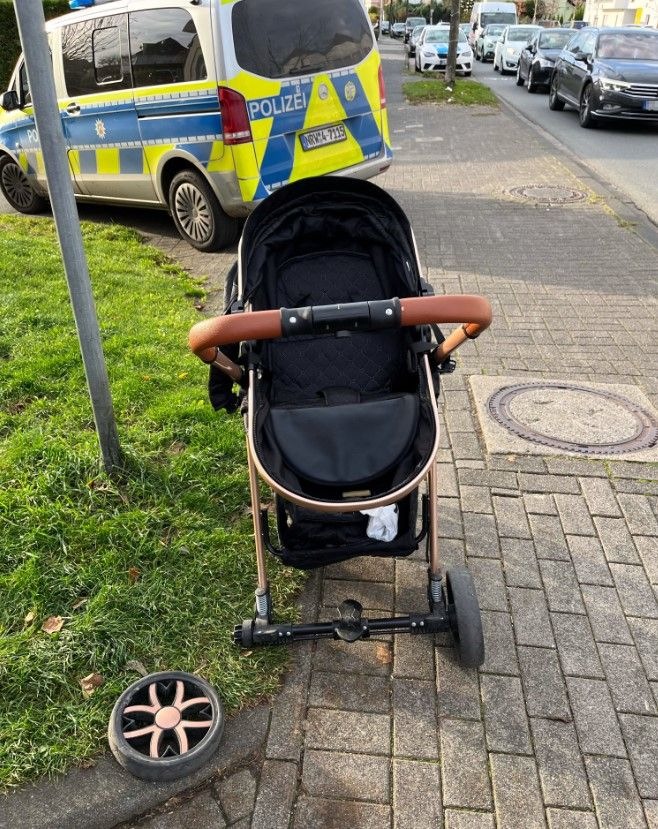 POL-BI: Kinderwagen verliert bei Unfall ein Rad