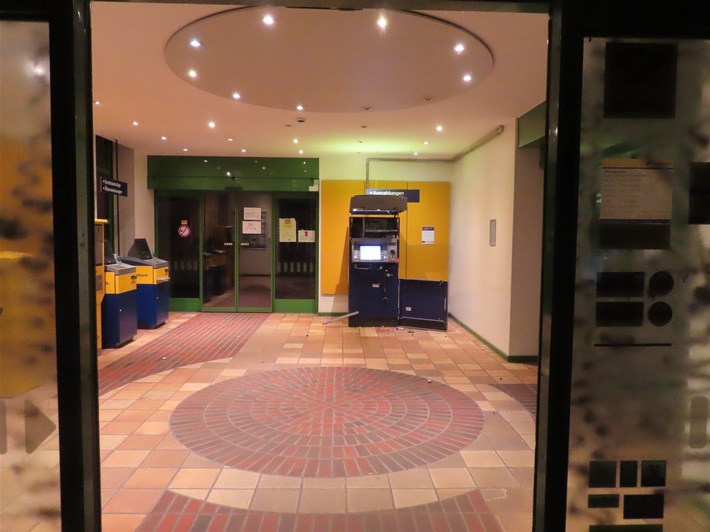 POL-MK: Unbekannte hebeln an Geldautomat