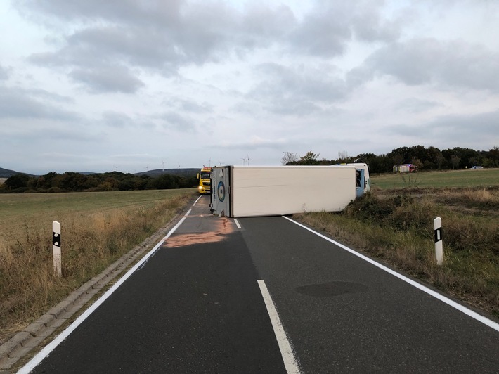 POL-PDKH: Unfall mit umgestürztem LKW