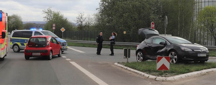 POL-HX: Unfall im Kreuzungsbereich