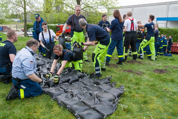 FW Gronau: Gemeinsam Sandsäcke packen / Ausbildung Hochwasserschutz von THW und Feuerwehr Gronau