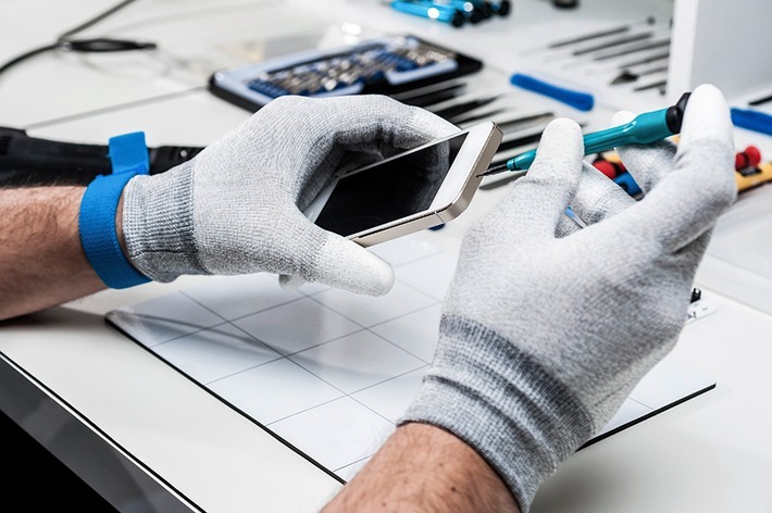 Ab Ende 2027 sollen Verbraucher selbst in der Lage sein, Akkus von Computern, Elektrozahnbürsten oder Smartphones austauschen zu können. Das Verkleben dieser Bauteile ist dann nicht mehr zugelassen. / Weiterer Text über ots und www.presseportal.de/nr/127001 / Die Verwendung dieses Bildes für redaktionelle Zwecke ist unter Beachtung aller mitgeteilten Nutzungsbedingungen zulässig und dann auch honorarfrei. Veröffentlichung ausschließlich mit Bildrechte-Hinweis.