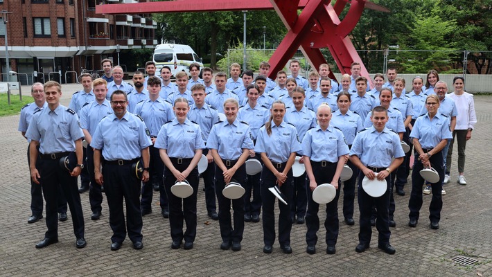 POL-VIE: 38 Komissaranwärterinnen und -anwärter startklar für die erste Streifenfahrt