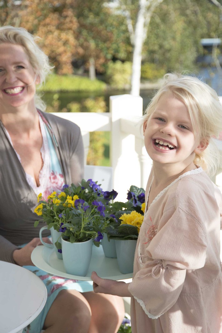 Farbe trifft Frühling: Frühblüher im Topf beleben Balkon & Terrasse/  Mit Stiefmütterchen und Primeln in die Draußen-Saison starten (FOTO)