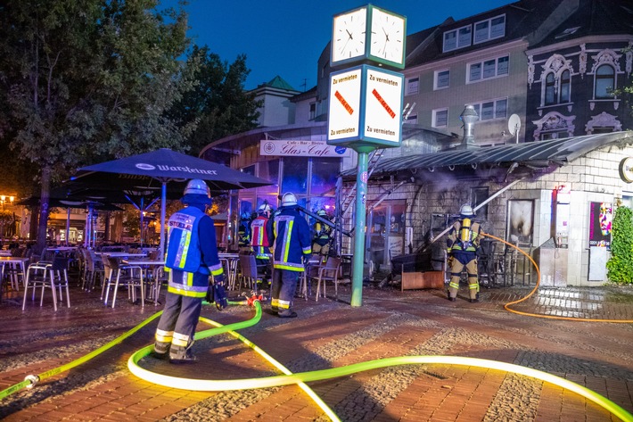 FW-E: Bestuhlung vor "Glas-Café geht in Flammen auf - Feuerwehr verhindert Brandausbreitung