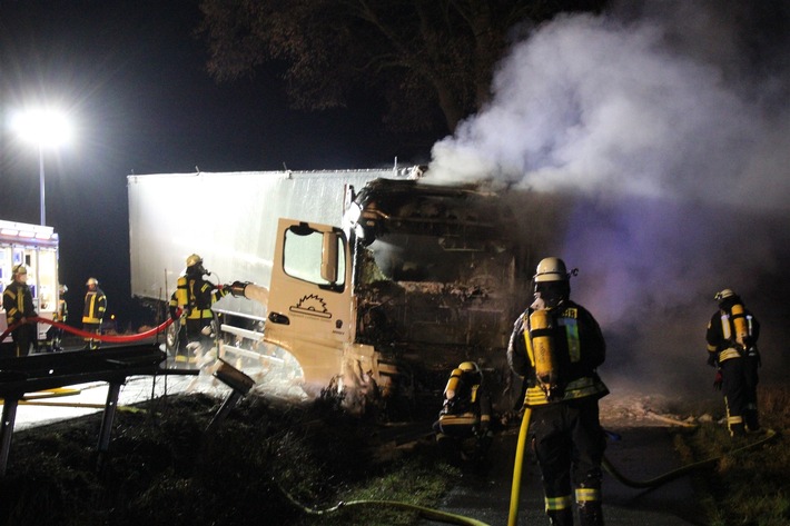 POL-MI: Glätteunfall auf der B 482: Lkw-Führerhaus geht in Flammen auf