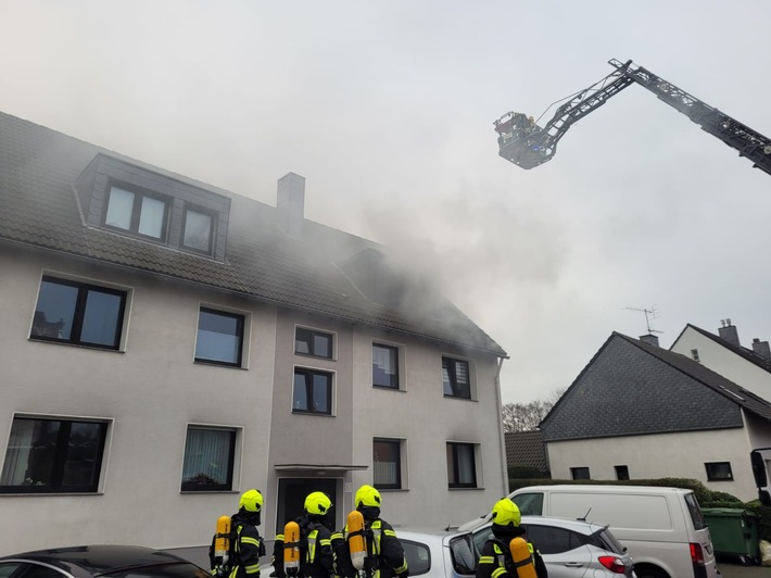 FW-OB: Zimmerbrand im Mehrfamilienhaus