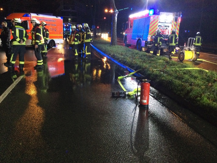 FW-BN: PKW landet in Böschung - Eine Person gerettet