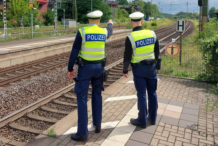 BPOL-HB: Mann sitzt auf Bahnsteigkante: Metronom mit Nothalt - Bundespolizei warnt: Lebensgefahr!