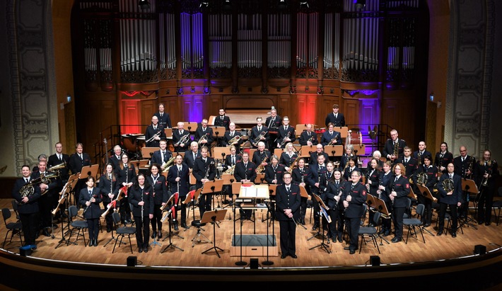 FW-Velbert: "Hello again" - Der Musikzug der Feuerwehr Velbert spielt im ausverkauften Bürgerhaus in Velbert-Langenberg