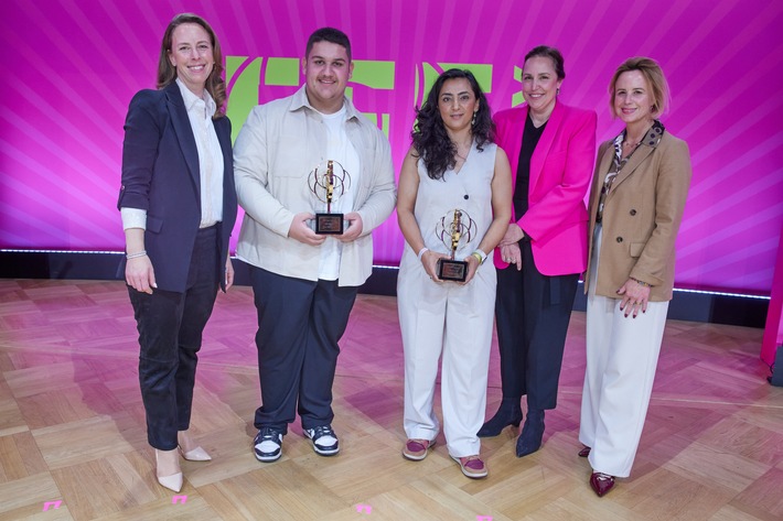 Besondere Mutmacher bei FUNKEs Female Future Force Day ausgezeichnet: Khalida Popal und Max Schneller erhalten "be bold-Award" in Berlin