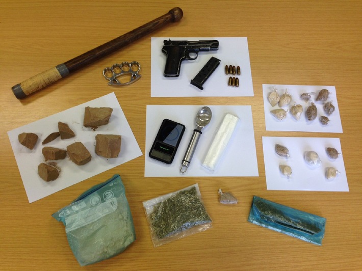 POL-D: Polizei zieht bewaffnete Drogendealer aus dem Verkehr - Haftrichter - Bilder der sichergestellten Gegenstände im Anhang
