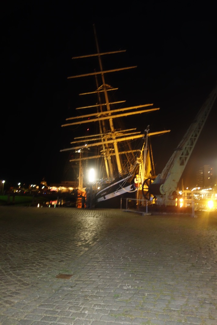FW Bremerhaven: Hölzerne Bark "Seute Deern" in Schieflage
