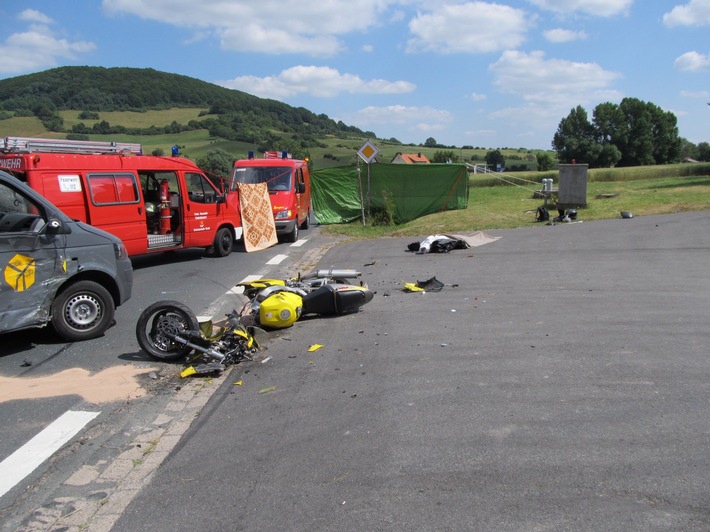 POL-HOL: Landesstraße 580 "Hettlingshöhe": 57jähriger Motorradfahrer tödlich verletzt -  Mit VW-Transporter kollidiert  -