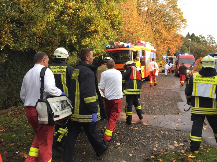 FW-MH: Couragierte Ersthelfer retten Senior aus Wasserlauf