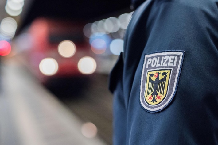 BPOL NRW: Auf dem Weg zur Arbeit kontrolliert - Bundespolizei nimmt gesuchten Straftäter fest