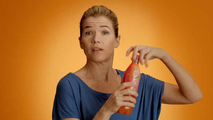 Neue Kampagne: Entertainerin Anke Engelke wirbt für Schweppes Fruity