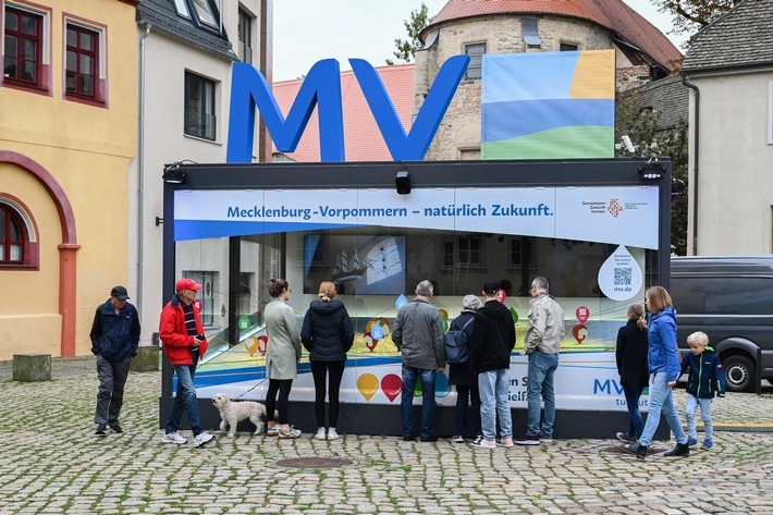 Impression von der EinheitsEXPO in Halle (S.) zum Tag der Deutschen Einheit 2021 // (c) Staatskanzlei / Thomas Meinicke / Weiterer Text über ots und www.presseportal.de/nr/157804 / Die Verwendung dieses Bildes ist für redaktionelle Zwecke unter Beachtung ggf. genannter Nutzungsbedingungen honorarfrei. Veröffentlichung bitte mit Bildrechte-Hinweis.