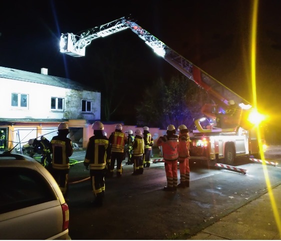 FW-EN: Hattinger Feuerwehr rückte zum Jahreswechsel zu zehn Einsätzen aus