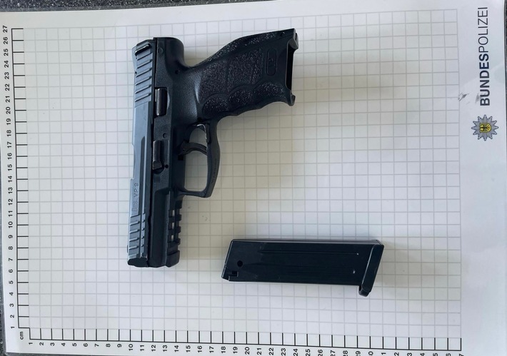 BPOL NRW: Wuppertal Hauptbahnhof - 17-Jähriger führt Softair Pistole mit sich +++Foto+++