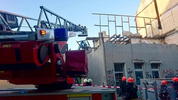 FW-BO: Arbeiter bei Bauunfall lebensgefährlich verletzt