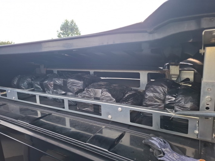 HZA-R: Versteck über der Fahrerkabine - Zöllner aus Furth im Wald stellen 16.000 Zigaretten und 1.000 Heets auf der A6 sicher