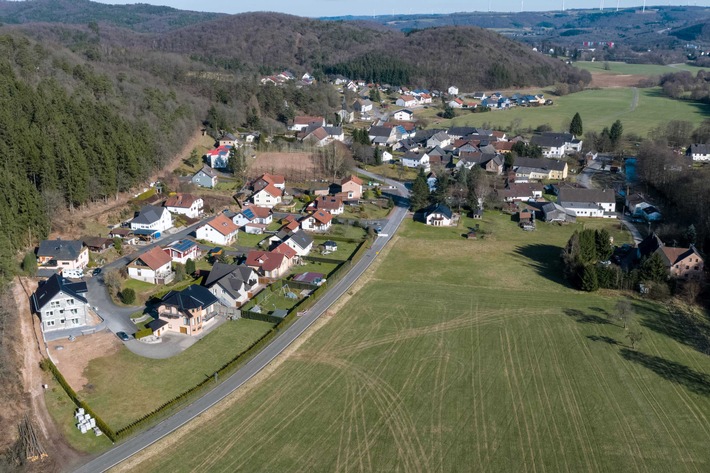 Umfrage für "ZDFzeit": 41 Prozent der Deutschen würden einen "Land-Soli" zahlen / Doku "Wo lebt es sich am besten?" vorab in ZDFmediathek (FOTO)