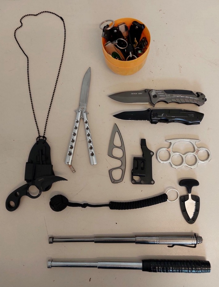 BPOL NRW: Bundespolizei nimmt bewaffnete Deutsche mit mitgeführtem Waffenarsenal fest und findet Drogen im Gepäck