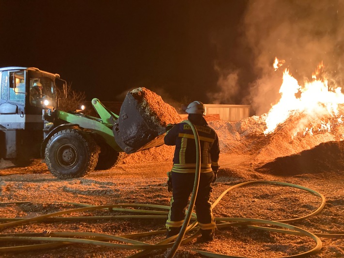 FW-EN: Mehrere hundert Kubikmeter Holzhackschnitzel brennen