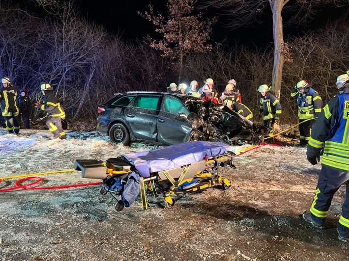 POL-MI: Auto prallt gegen zwei Bäume