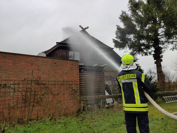 FW-SE: Am Dienstagmorgen wurde die Freiwillige Feuerwehr Hartenholm gegen 10:30 Uhr mit dem Einsatzstichwort "Feuer Groß, von der Rettungsleitstelle Holstein alarmiert.