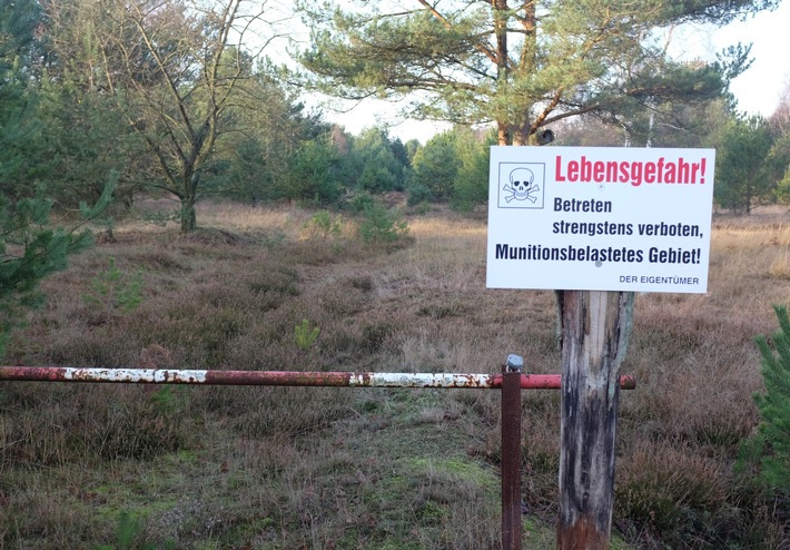 Presseeinladung: Landwirtschaftsminister Backhaus besucht DBU-Naturerbefläche Marienfließ - Heidepflege auf munitionsbelasteter Fläche