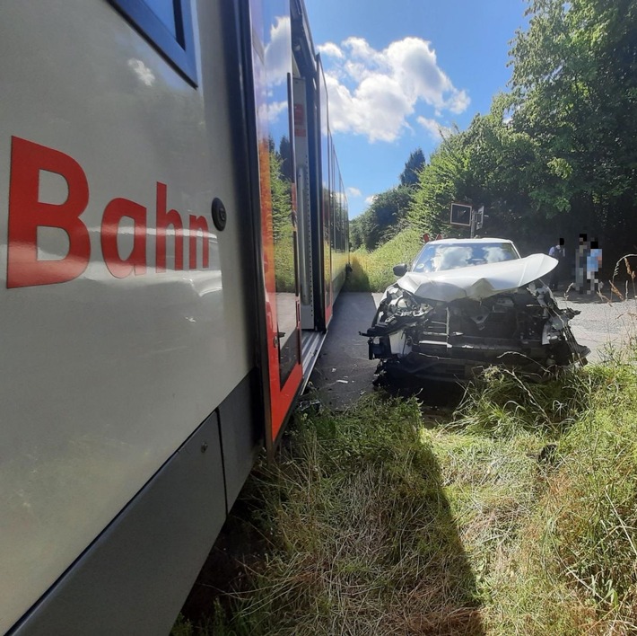 BPOL NRW: Zug kollidiert mit PKW am Bahnübergang in Burbach - Bundespolizei nimmt Ermittlungen auf